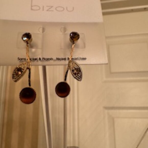 Delicate custom jewellery drop earrings in amber color stones and rhinestones - Picture 2 of 3
